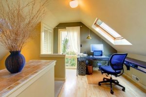 Кабинет, организованный в мансарде двухэтажного дома Кабинет, организованный в мансарде двухэтажного дома
