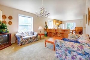 Пример объединения гостиной и кухни на первом этаже дома Пример объединения гостиной и кухни на первом этаже дома