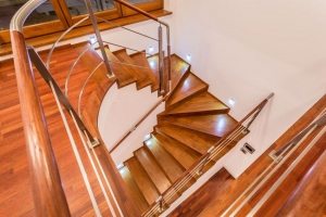 Лестничная конструкция в частном доме с двумя этажами Лестничная конструкция в частном доме с двумя этажами