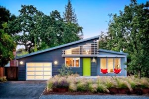 Современный дом небольших размеров, обшитый сайдингом Современный дом небольших размеров, обшитый сайдингом