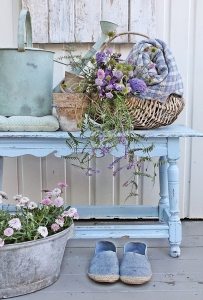 Деревянная скамейка, расположенная на веранде частного дома Деревянная скамейка, расположенная на веранде частного дома