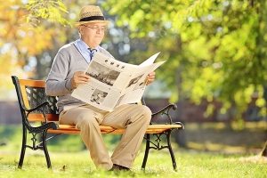 Комбинированная скамья из древесины и металла с коваными элементами Комбинированная скамья из древесины и металла с коваными элементами