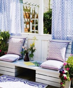 Оригинальная деревянная скамейка со столиком, предназначенная для сидения двух человек Оригинальная деревянная скамейка со столиком, предназначенная для сидения двух человек