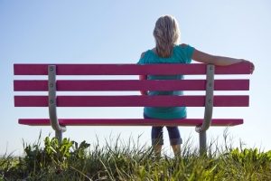 Пример деревянной скамейки с каркасом из металла Пример деревянной скамейки с каркасом из металла