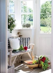 Скамейка из бревнышек установлена на закрытой веранде загородного дома Скамейка из бревнышек установлена на закрытой веранде загородного дома