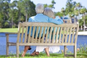 Скамейка за счет наличия спинки имеет более удобную конструкцию для сидения по сравнению с лавкой Скамейка за счет наличия спинки имеет более удобную конструкцию для сидения по сравнению с лавкой