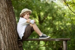 Вариант простой лавочки из досок, пристроенной к дереву в саду Вариант простой лавочки из досок, пристроенной к дереву в саду