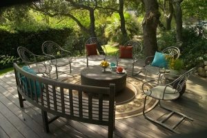 Ключевым звеном в патио выступает деревянная скамейка со спинкой Ключевым звеном в патио выступает деревянная скамейка со спинкой