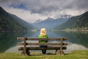 Скамейка со спинкой, изготовленная с использованием бревен Скамейка со спинкой, изготовленная с использованием бревен