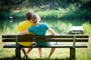 Простая скамейка со спинкой, построенная из древесины Простая скамейка со спинкой, построенная из древесины