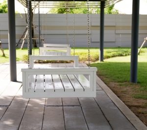 Навес над качелями защитит от палящих лучей солнца в летнее время Навес над качелями защитит от палящих лучей солнца в летнее время