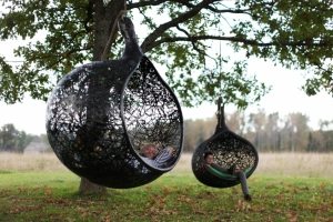 Плетеные качели в виде сфер достаточно вместительны и удобны Плетеные качели в виде сфер достаточно вместительны и удобны