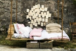 Подушки и пледы сделают качели мягче и уютнее Подушки и пледы сделают качели мягче и уютнее