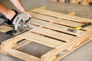 Качели из поддона, шаг 1: распил палеты до нужного размера Качели из поддона, шаг 1: распил палеты до нужного размера