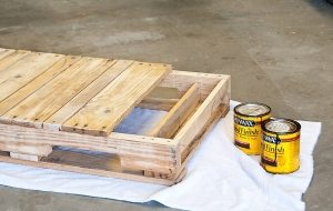 Качели из поддона, шаг 2: обработка деревянного сидения влагозащитным составом и лакирование Качели из поддона, шаг 2: обработка деревянного сидения влагозащитным составом и лакирование
