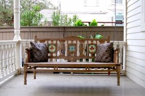 Качели, установленные на террасе - прекрасное место для времяпровождения с семьей и друзьями Качели, установленные на террасе - прекрасное место для времяпровождения с семьей и друзьями