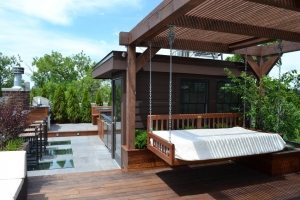 На качелях семейного типа могут с комфортом разместиться 3-5 человек На качелях семейного типа могут с комфортом разместиться 3-5 человек