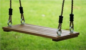 Деревянные и металлические части качелей необходимо периодически обрабатывать защитными составами Деревянные и металлические части качелей необходимо периодически обрабатывать защитными составами