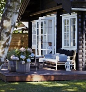 Деревянная скамейка в эко-стиле, расположенная на террасе частного дома Деревянная скамейка в эко-стиле, расположенная на террасе частного дома