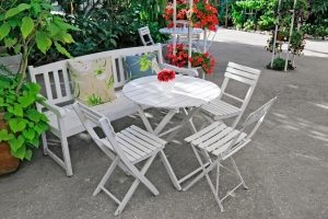 Деревянная скамейка является центральным элементом зоны отдыха в саду Деревянная скамейка является центральным элементом зоны отдыха в саду