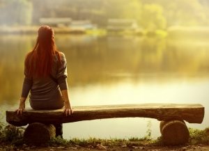 Простая и красивая скамейка, построенная из бревна Простая и красивая скамейка, построенная из бревна