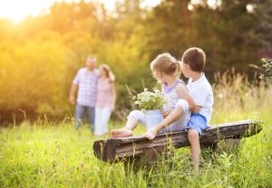 Скамейка, изготовленная из бревен, подчеркнет природный ландшафт приусадебного участка Скамейка, изготовленная из бревен, подчеркнет природный ландшафт приусадебного участка