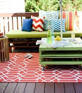 Из поддонов можно без особых усилий создать красивую и функциональную садовую мебель Из поддонов можно без особых усилий создать красивую и функциональную садовую мебель