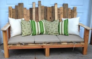 Пример необычного дизайна деревянной скамейки из поддонов Пример необычного дизайна деревянной скамейки из поддонов