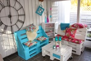 Яркие скамейки из поддонов украшают веранду частного дома Яркие скамейки из поддонов украшают веранду частного дома