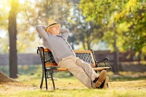 Изящная комбинированная скамейка из дерева и металла Изящная комбинированная скамейка из дерева и металла