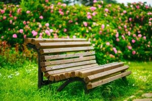 Комбинированная скамья классической формы из металла и дерева Комбинированная скамья классической формы из металла и дерева