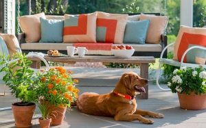 Деревянную скамейку, расположенную в зоне отдыха, можно использовать в качестве столика Деревянную скамейку, расположенную в зоне отдыха, можно использовать в качестве столика