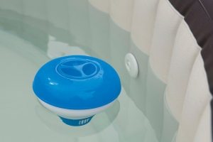 Дозатор-поплавок для таблеток, очищающих воду в бассейне Дозатор-поплавок для таблеток, очищающих воду в бассейне