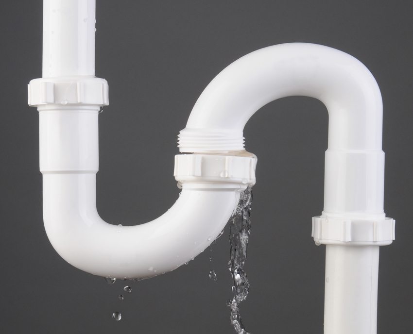Использование некачественных материалов при монтаже водопровода может привести к протечкам