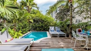 Наличие различных размеров чаши позволяет установить бассейн даже на территории небольшого дачного участка Наличие различных размеров чаши позволяет установить бассейн даже на территории небольшого дачного участка