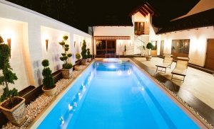 Пластиковый бассейн во дворе частного дома Пластиковый бассейн во дворе частного дома