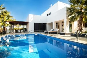 Просторный бассейн, выложенный мозаикой Просторный бассейн, выложенный мозаикой