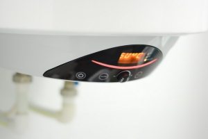 Водонагреватель, установленный и подключенный к системе водоснабжения Водонагреватель, установленный и подключенный к системе водоснабжения