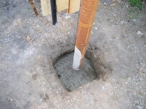 Процесс установки опорных столбов для распашных ворот Процесс установки опорных столбов для распашных ворот