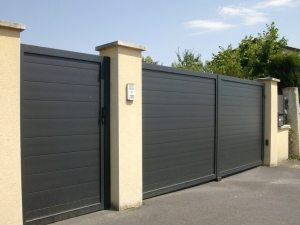 Распашные ворота и калитка из металла выполнены в едином стиле Распашные ворота и калитка из металла выполнены в едином стиле