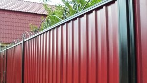 Ворота из профилированных листов с элементами ковки Ворота из профилированных листов с элементами ковки