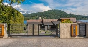 Распашные ворота и калитка, выполненные из металла Распашные ворота и калитка, выполненные из металла