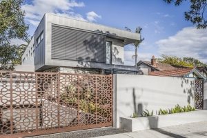 Ажурные ворота и калитка из металла гармонично сочетаются с дизайном здания и придомовой территории Ажурные ворота и калитка из металла гармонично сочетаются с дизайном здания и придомовой территории