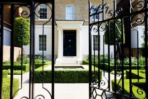 Ворота со встроенной калиткой, выкованные из металла Ворота со встроенной калиткой, выкованные из металла