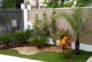 Ограждение из кирпича, покрашенное в бежевый цвет Ограждение из кирпича, покрашенное в бежевый цвет