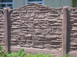 Еврозабор из бетонных панелей вокруг приусадебного участка Еврозабор из бетонных панелей вокруг приусадебного участка