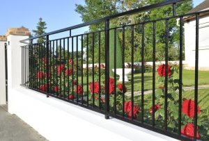 Придомовая территория окружена забором из камня и профильной трубы Придомовая территория окружена забором из камня и профильной трубы