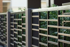 Интересная конструкция забора из профильной трубы Интересная конструкция забора из профильной трубы