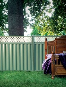 Комбинированный забор из профилированных листов и пластиковых панелей Комбинированный забор из профилированных листов и пластиковых панелей