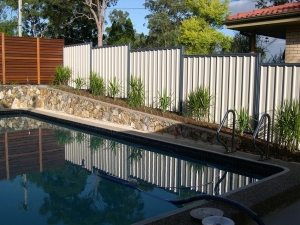 Ограждение из профнастила, установленное на склоне Ограждение из профнастила, установленное на склоне